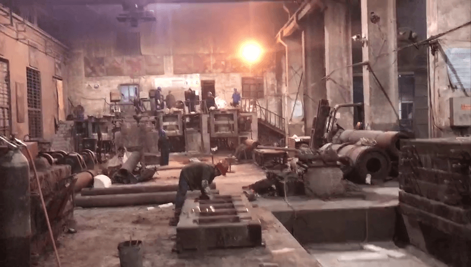 夜已很深了，江蘇江河機(jī)械生產(chǎn)車間依舊一片繁忙景象