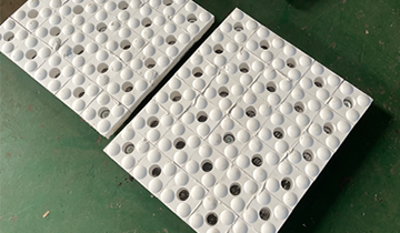 耐磨陶瓷襯板公司生產(chǎn)的是三合一陶瓷襯板嗎？