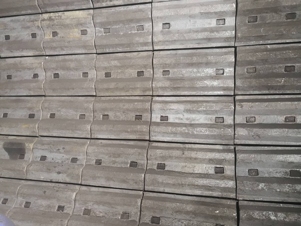 顎式破碎機襯板采用高鉻鑄鐵襯板