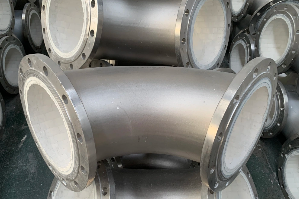 在工業(yè)生產(chǎn)中，物料輸送管道常常面臨磨損、腐蝕和高溫等復(fù)雜工況的挑戰(zhàn).為了滿足這些苛刻條件,物料管304管道+95氧化鋁陶瓷的組合應(yīng)運而生...