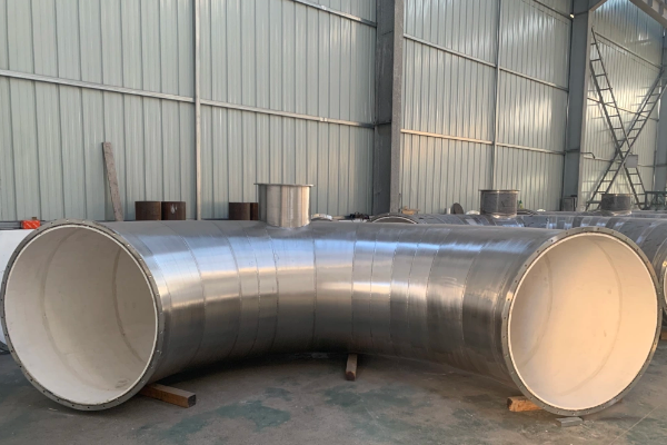 在工業(yè)生產(chǎn)中，物料輸送管道常常面臨磨損、腐蝕和高溫等復(fù)雜工況的挑戰(zhàn).為了滿足這些苛刻條件,物料管304管道+95氧化鋁陶瓷的組合應(yīng)運而生...