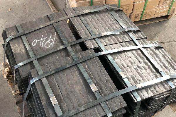 帶式輸送機(jī)堆焊耐磨襯板有哪些產(chǎn)品特性?【江河】